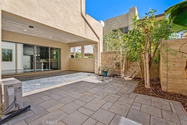 Building Photo - 123 Interval