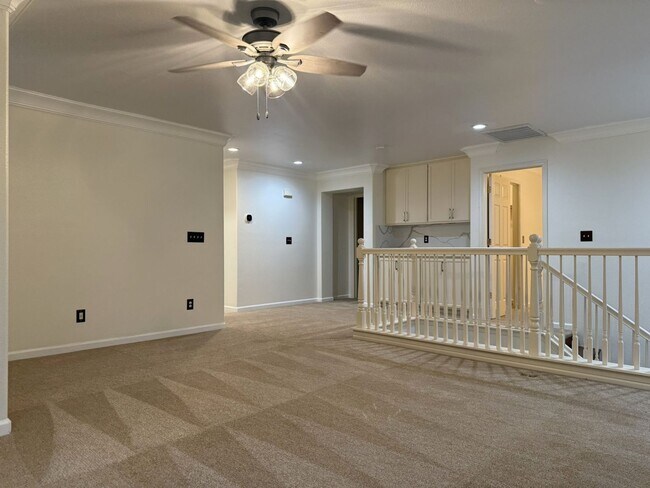 Building Photo - Lovely 5/3 with a desirable downstairs bedroom.