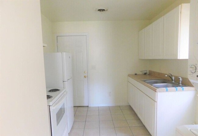 Building Photo - 1 bedroom/1 bathroom- Penniman Road