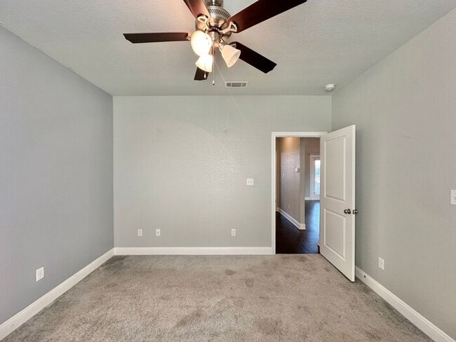 Building Photo - Tour Today! Stunning 3 Bed 2 Bath in South...