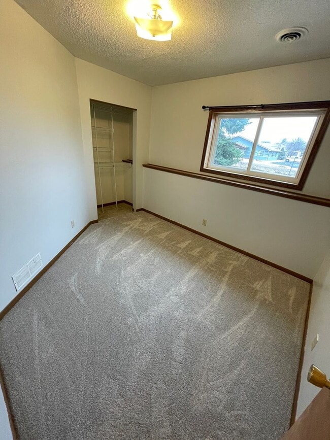 Building Photo - 4 Bedroom, 2 Bath Home for Rent