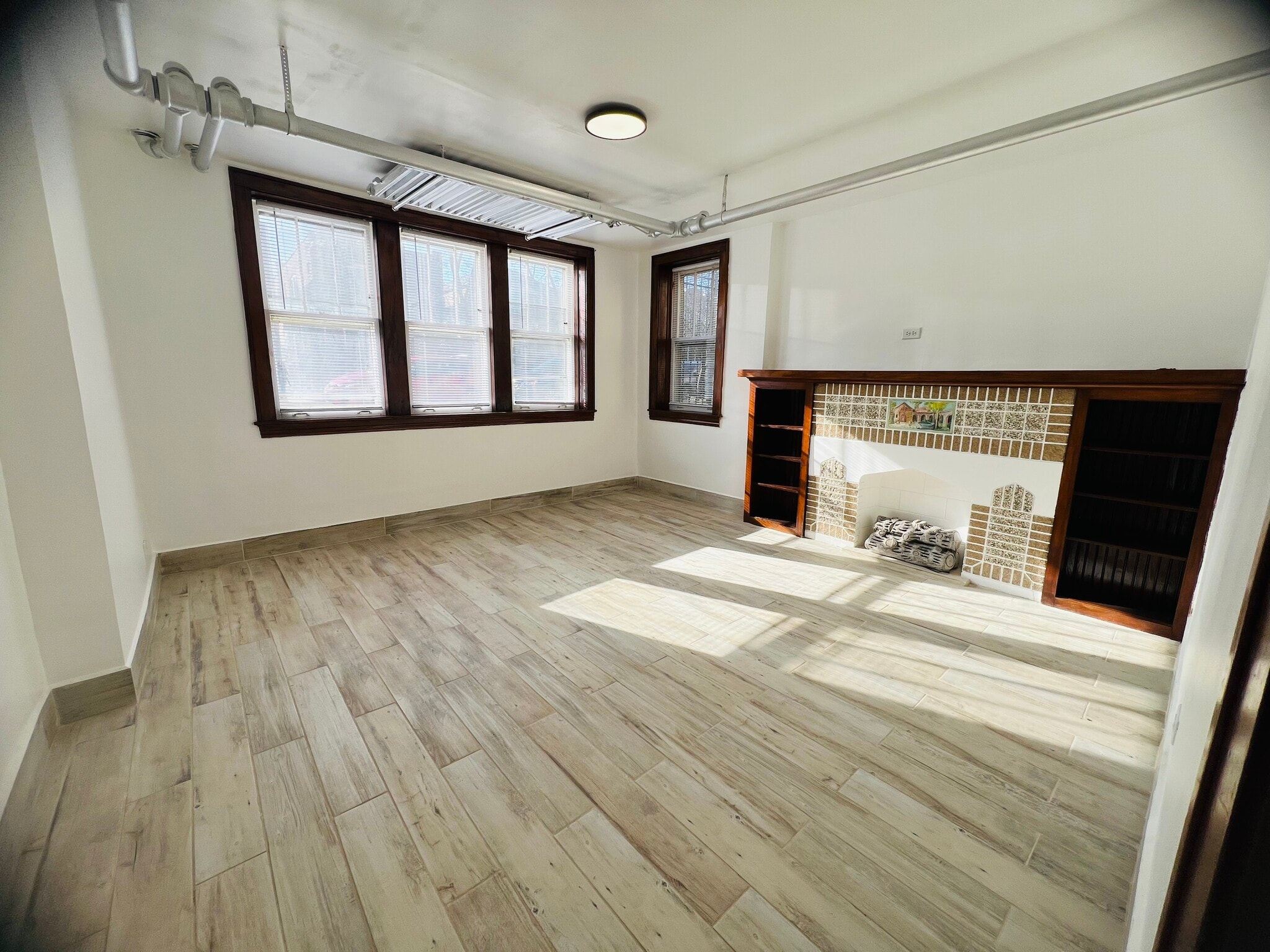 Building Photo - 3025 N Parkside Ave