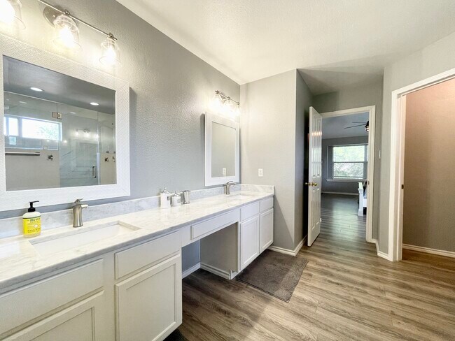 Double Vanity - 11519 Brae Hill