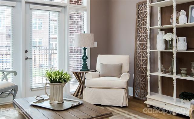 Building Photo - 9921 Holly Center Dr