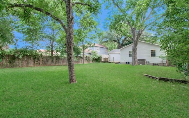Building Photo - 834 Live Oak St