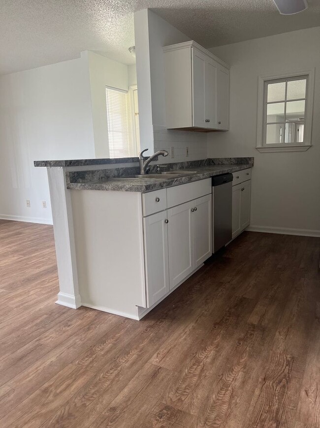 Building Photo - Remodeled 3 Bedroom Condo In a Prime Location!!!  ~ Annual Rental ~