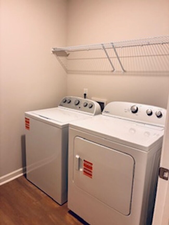 Building Photo - New 3 Bed/ 2.5 Bath Townhome Off Central A...