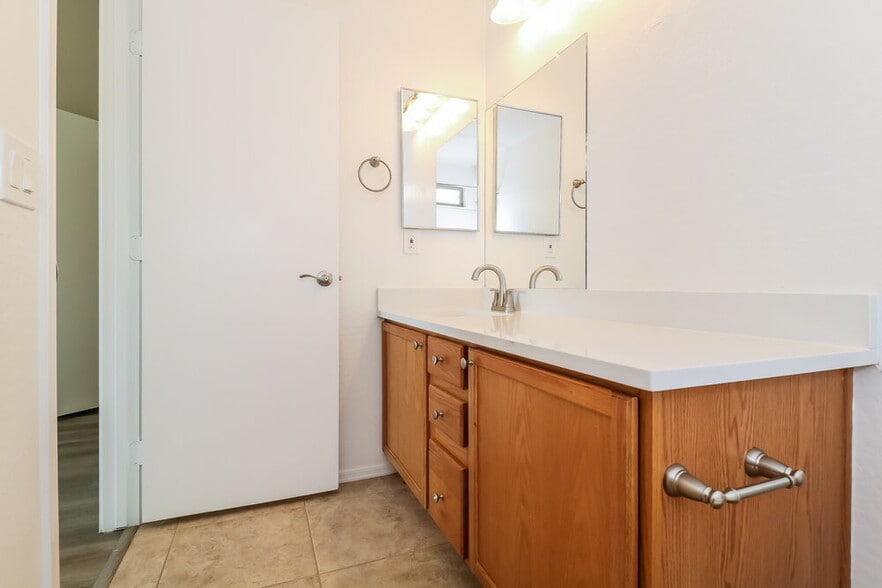 Building Photo - 15108 N El Frio Ct