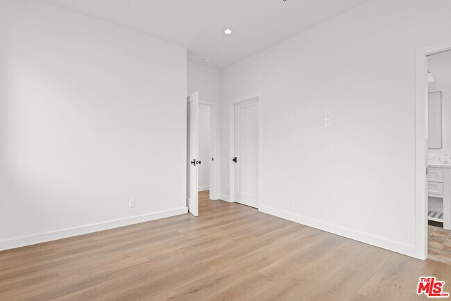 Building Photo - 930 Lincoln Blvd