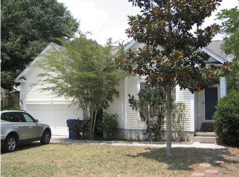 Building Photo - 1715 Crystal Lake Dr
