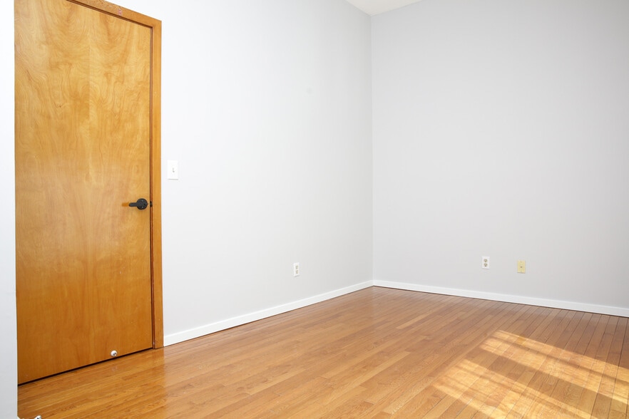 Building Photo - 23 Compton St