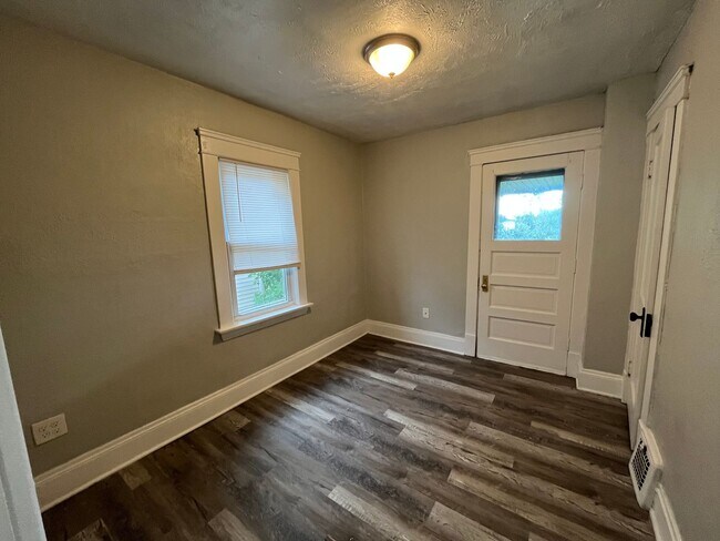 Building Photo - Three bedroom one bathroom home for rent