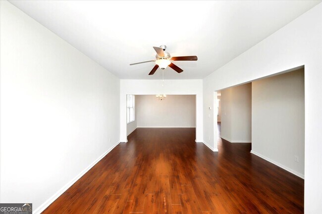 Building Photo - 541 Tulip Ln