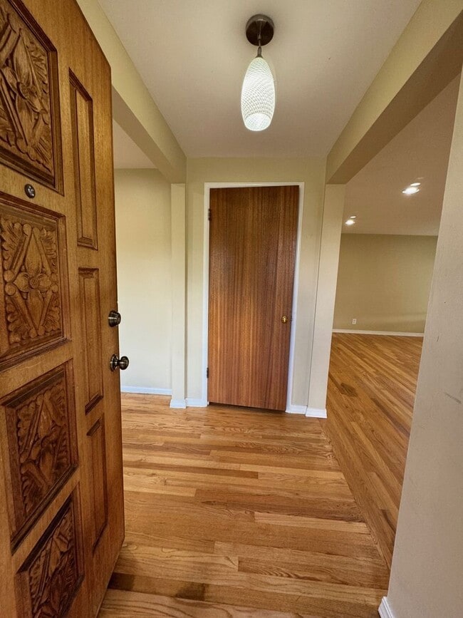Building Photo - Charming rambler 2 bed 1 bath and office s...