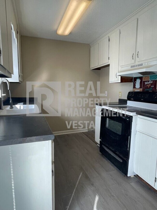 Building Photo - Three Bedroom Home in Lake Wildwood