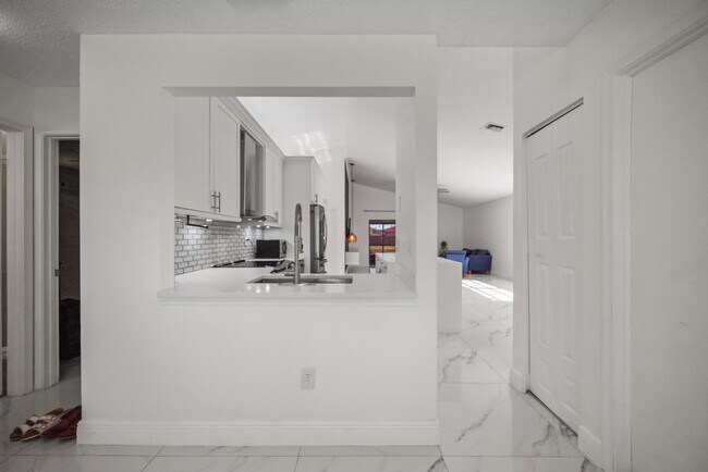 Building Photo - 5310 Kim Ct