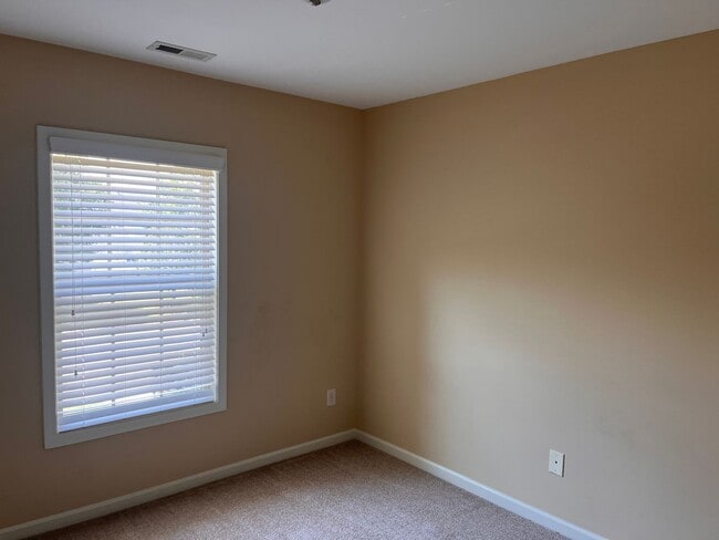 Building Photo - Lovely 3 Bedroom Townhouse in Raleigh!!