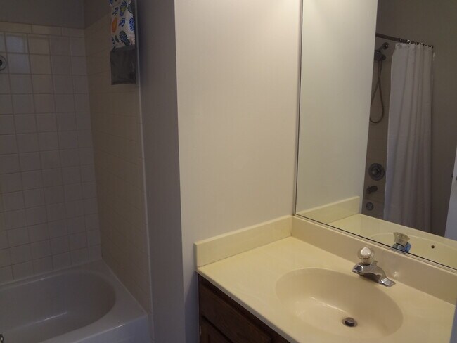 Building Photo - 220 Brett Cir