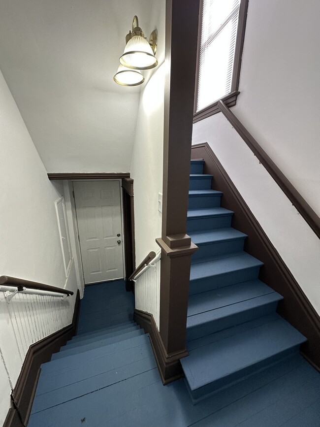 Building Photo - 408 S Gardiner Ave