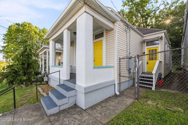 Building Photo - 813 Swan St