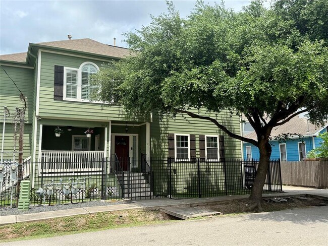 Primary Photo - 1109 W 15th 1/2 St