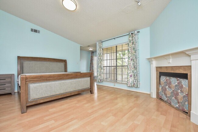 Building Photo - 800 Country Pl Dr