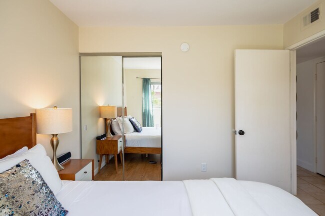 Building Photo - Family-Friendly Oasis in North Palm Springs