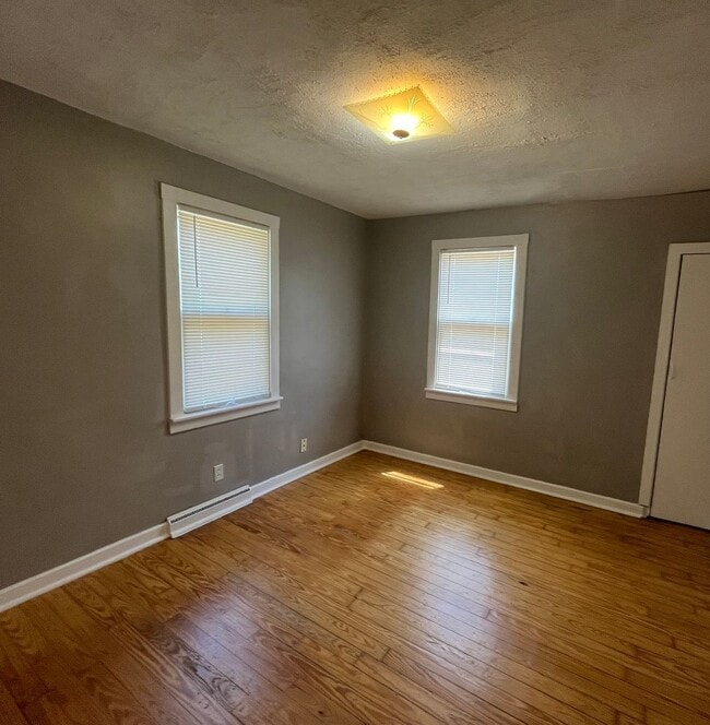 Building Photo - Three bedroom on golf course