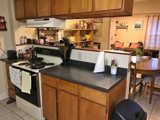 Building Photo - Cute 2 bed/1 bath bungalow near Springfiel...