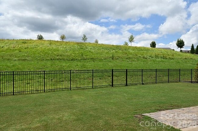 Building Photo - 6153 Sylvan Dr