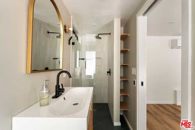 Building Photo - 1530 Elevado St