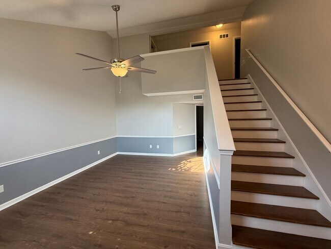 Building Photo - 10412 Pinoak View Dr