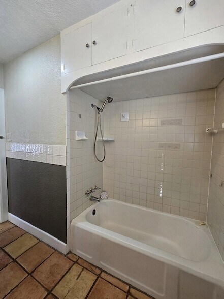 Building Photo - 504 Holmsley Ave