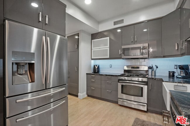 Building Photo - 16123 Sunset Blvd