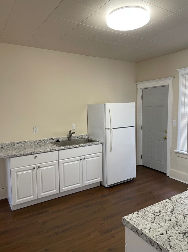 Building Photo - 335 S Park St