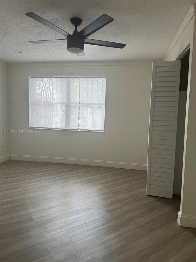 Building Photo - 9419 Fontainebleau Blvd