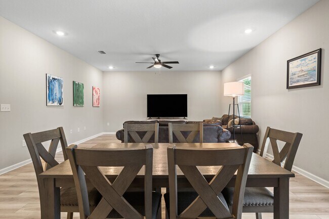 Building Photo - 6686 Sun Tree Cir