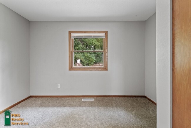 Building Photo - 4 Bedroom Home in Plymouth