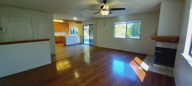 Building Photo - Got Room? - Paradise Valley Home Is Expansive!