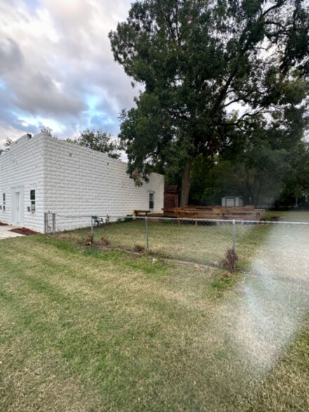 Building Photo - 1608 E Jasper St