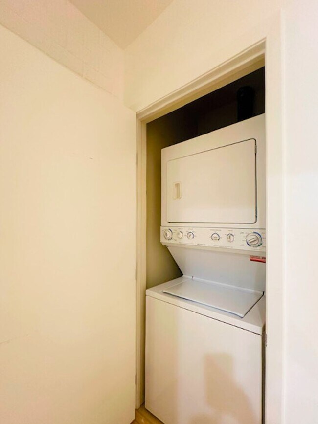 Building Photo - Welcome to this spacious studio in the hea...