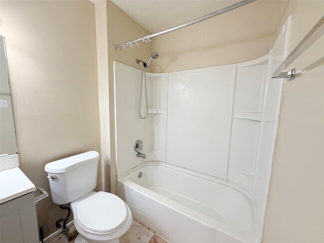 Building Photo - 6910 Pella Dr