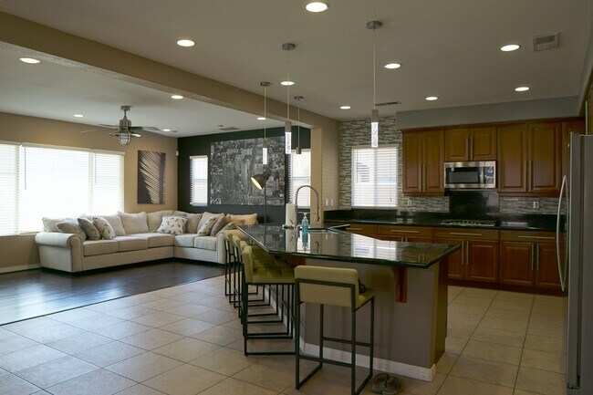 Building Photo - 73467 Travers St