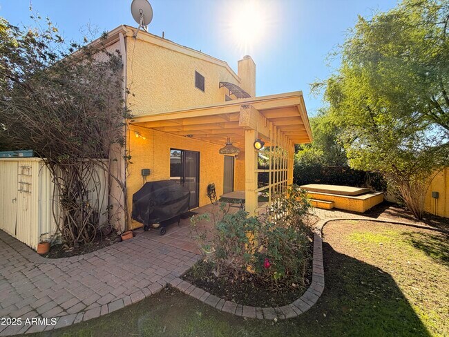 Building Photo - 2506 E Shaw Butte Dr