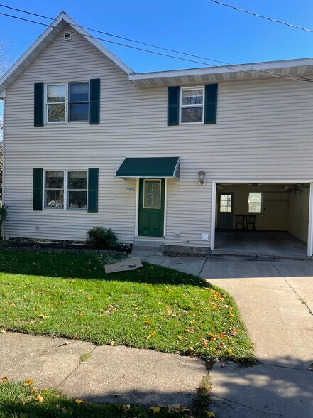 Main entrance and garage - 16988 N 7th St