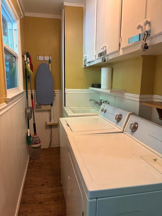 Building Photo - Vintage 5 bedroom Home with Three Car Garage