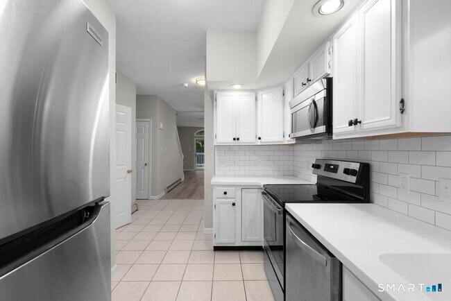 Building Photo - 815 S Pine Creek Rd