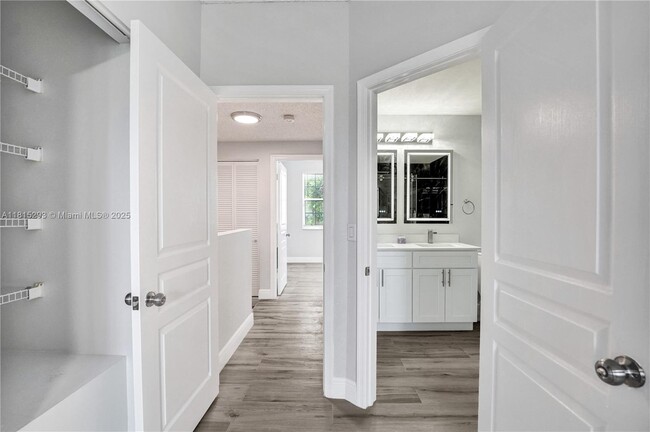 Building Photo - 16607 Hemingway Dr