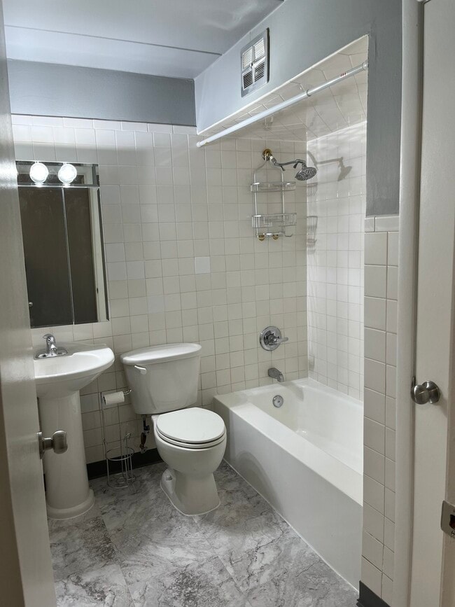 Building Photo - 18361 Glen Oak Ave