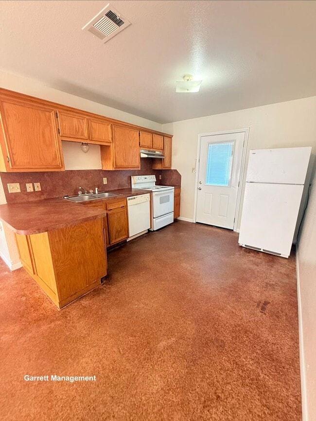 Building Photo - 813 E Ave I